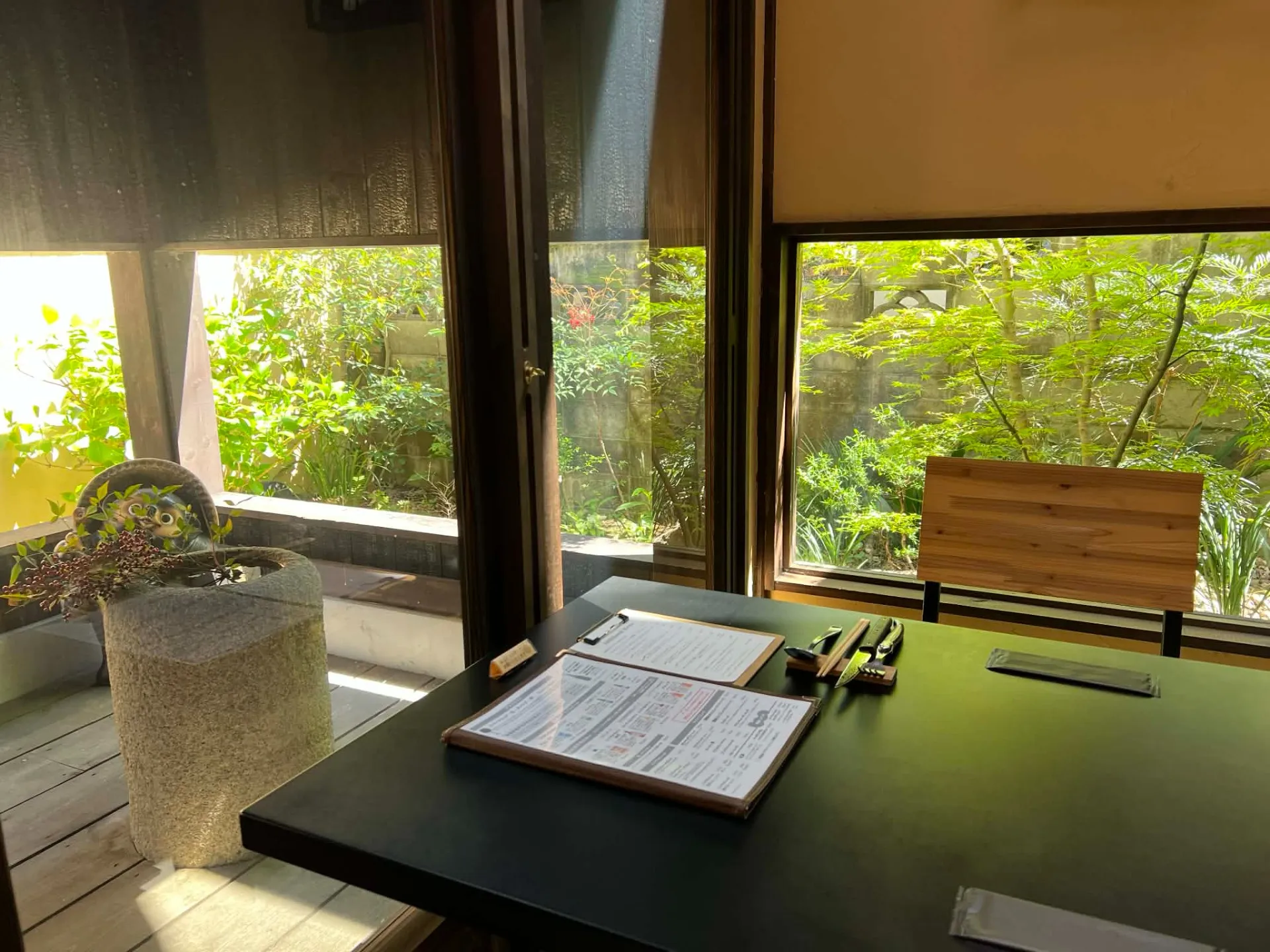 新緑の風と「近江牛・熟成肉×ワイン」で心ほどけるひとときを。